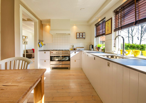 Ипотечный поезд ушел?В этой неоднозначной и нестабильной ситуации многие задаются вопросом: «Как поступить – продолжать снимать жилье или ввязаться в ипотеку?». При грамотном подходе и использовании всех предлагаемых застройщиками бонусов второй вариант однозначно является более выгодным и вполне реальным.Для начала остановимся у процентной ставки. Сегодня многие девелоперы, чтобы подстегнуть продажи, предлагают потенциальным покупателям помощь в выплате ипотеки на таких условиях, что первые несколько лет финансирование обойдется под 3% вместо рыночных 6%. Например, за пражскую квартиру «2+кк» площадью 45 кв. метров вполне реально добиться ежемесячного платежа на уровне 13-14 тыс. крон, что уже выгоднее аренды. Загвоздка заключается в том, что для получения ипотеки клиент все равно должен будет показать банку доход, которого хватило бы на ежемесячный платеж по номинальной ставке в 6%. А таких покупателей немного.«Финансирование покупки квартир на подобных условиях сегодня не редкость, а скорее даже стандарт. Практически все девелоперы, с которыми мы сотрудничаем, предлагают клиентам свое финансирование. Девелопер обязуется компенсировать часть ипотечной выплаты в течение трех лет с момента заключения сделки. По нынешним временам 3 года – большой срок. За это время можно ожидать, что ситуация с ценами нормализуется, и ипотечные ставки вернутся на нормальный уровень», — рассказала представитель компании Fortress Investments & Insurance Екатерина Самотёсова.Через 10 лет человек на треть выплатит ипотеку, а его недвижимость с высокой степенью вероятности существенно вырастет в цене, и будет стоить уже не 4,5 млн, а все 7 млн крон. Тогда как десять лет проживания в арендуемой квартире не принесут ничего.