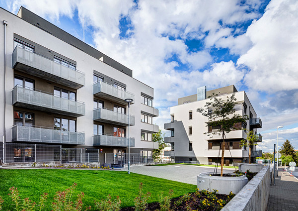 Экономический кризис 2022 года положил конец длительному периоду ипотечного бума в Чехии. Стремясь сдержать инфляцию, Центробанк существенно повысил ключевую ставку, что привело к подорожанию кредитов, в том числе ипотечных.Согласно исследованию Hypoindex, в ноябре средняя ипотечная ставка в республике составила 6,31%. Для многих жителей это заградительное значение – далеко не каждая семья может платить взносы по такой ставке. Например, сегодня для ипотеки в 3,5 млн крон, оформленной на 25 лет, ежемесячный платеж будет составлять 23228 крон. Это на 6000 крон больше, чем годом ранее.