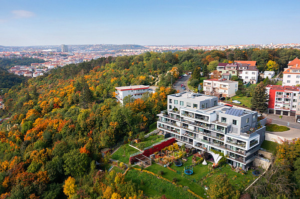 В результате количество и объем выданных ипотечных кредитов в межгодовом сравнении просели почти на 50%. Люди, которые еще недавно планировали купить жилье, отказались от этой идеи и начали искать варианты долгосрочной аренды. К ним добавились украинские беженцы, нашедшие работу и решившие улучшить условия проживания – в итоге спрос на арендные квартиры превысил предложение, чем арендаторы с удовольствием воспользовались, взвинтив цены до небывалых высот.Снижение доступности ипотек логично отразилось и на рынке продажи недвижимости – он начал сжиматься. Но если на вторичное жилье цены пусть и медленно, но вполне наглядно снижаются, то с новостройками это происходит иначе. Застройщики стараются удержать цены на прежнем уровне, но предлагают различные солидные бонусы, которые в конечном счете заметно понижают итоговую стоимость объекта – бесплатное парковочное место, пространство для хранения вещей в подвале (sklep), дорогостоящая кухня. Другой распространенный бонус – софинансирование ипотеки, когда девелопер берет на себя значительную часть ежемесячных платежей.